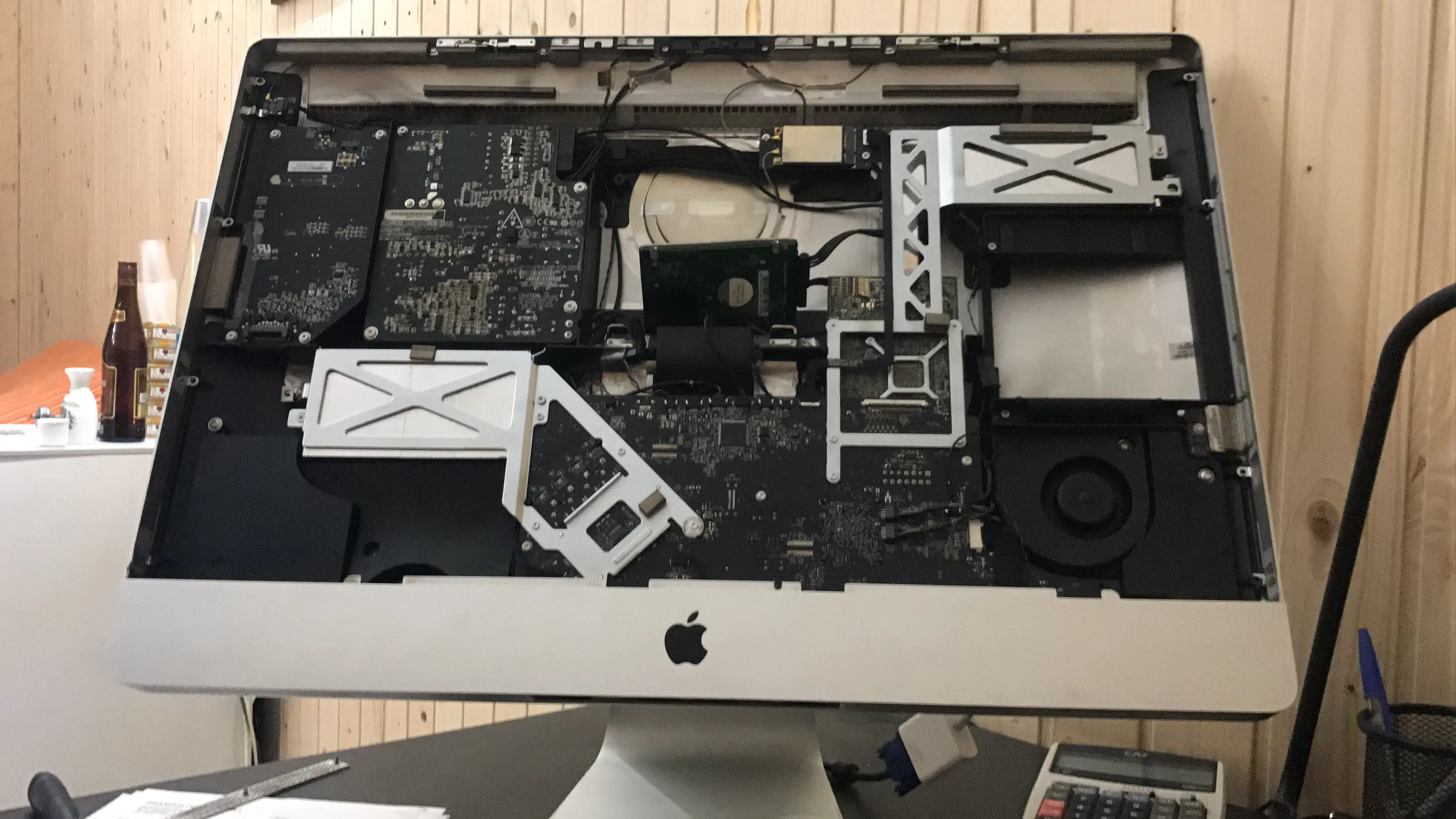 iMac aperto durante l’aggiornamento dei componenti interni