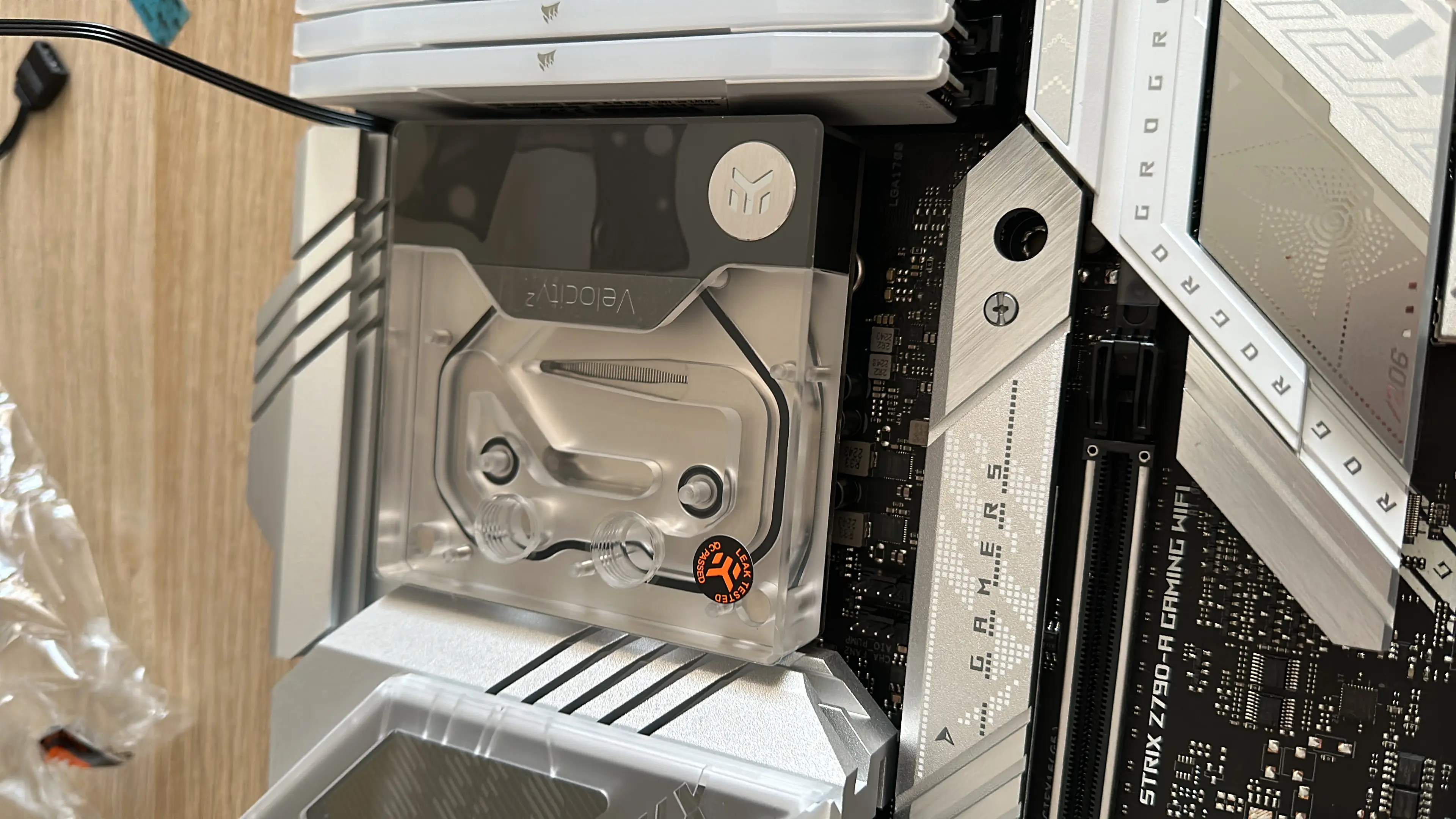 Dettaglio del waterblock EK montato sulla CPU