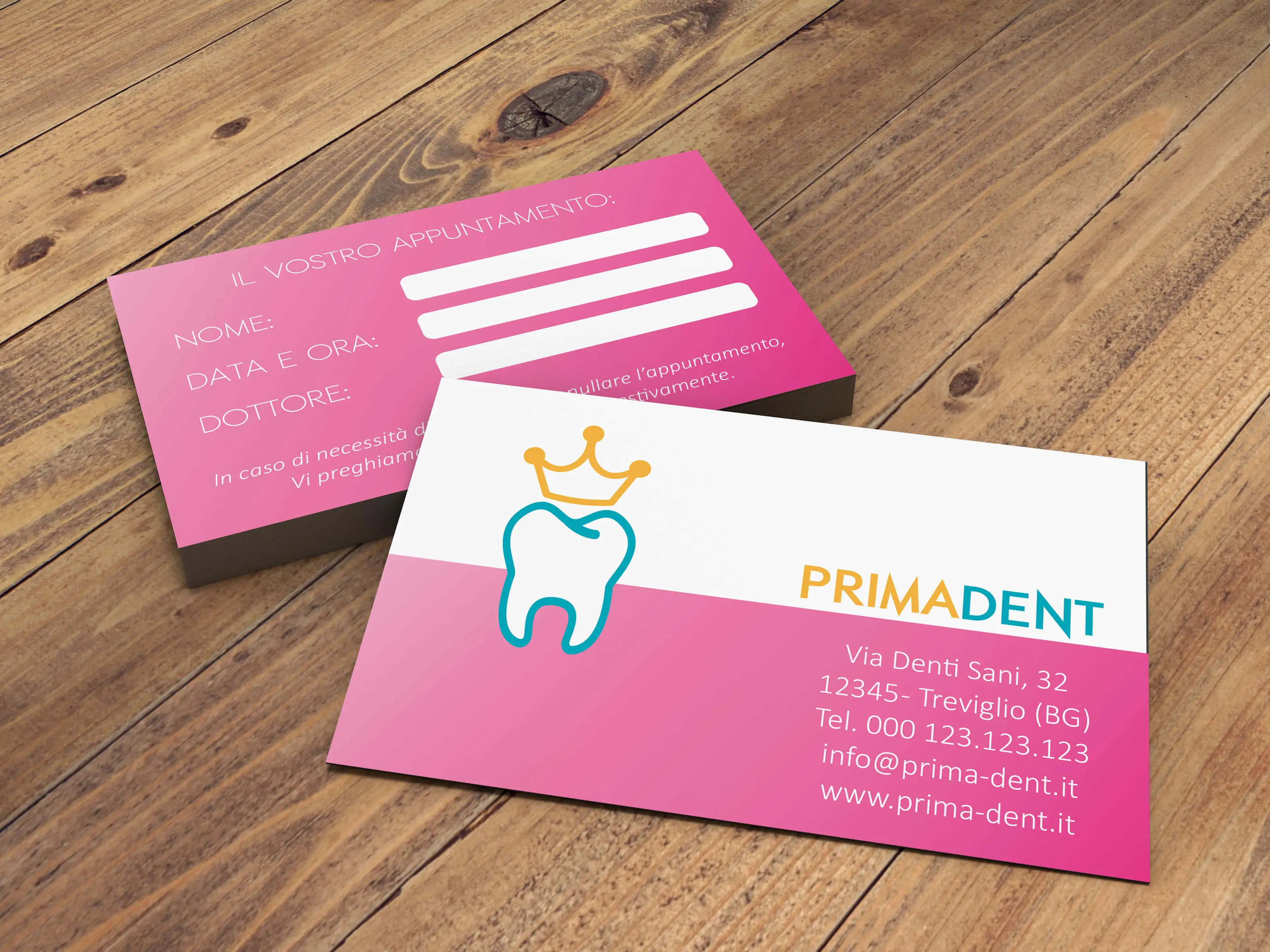 Mockup dei biglietti Primadent con recapiti dimostrativi