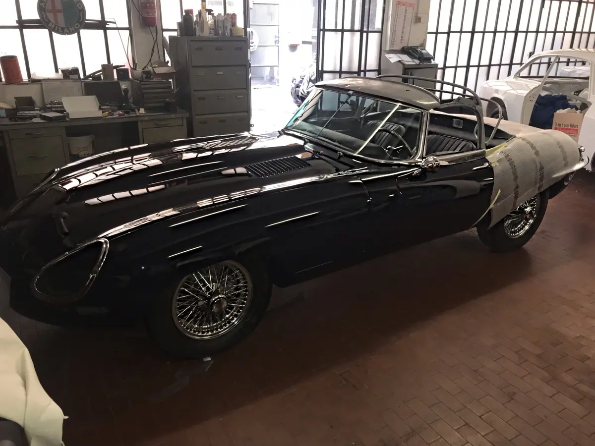 Vettura nell’officina Top Car Custom, materiale del progetto web